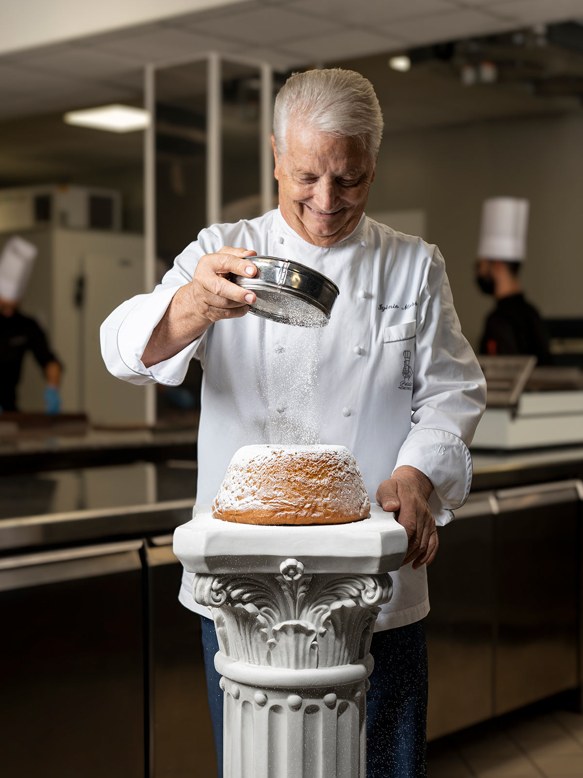 Bussolà di Iginio Massari Alta Pasticceria: lievitato artigianale soffice con sentori di burro, vaniglia e scorza di limone, rifinito con una delicata spolverata di zucchero.