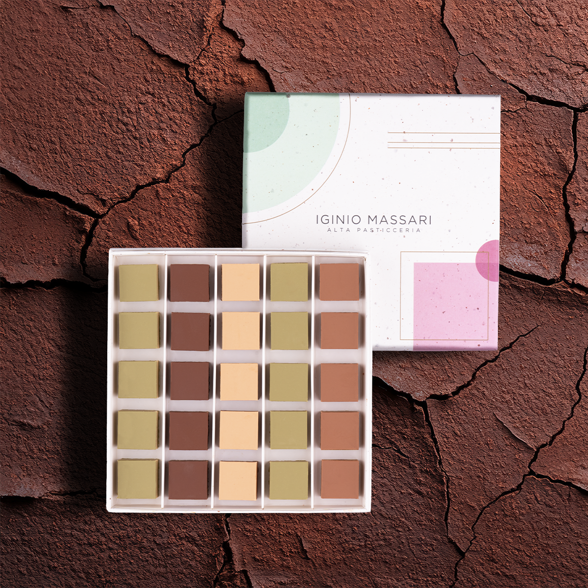 Cremini Assortiti di Iginio Massari Alta Pasticceria: cubetti stratificati di cioccolato fondente, al latte e bianco con gusti di frutta secca e caffè confezionati in elegante scatola da regalo da 25 pezzi