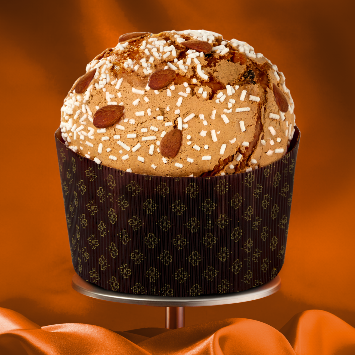 Panettone da 2kg Iginio Massari Alta Pasticceria, con impasto con un tocco di cacao che ne ricopre la sommità, intrappolando mandorle grezze e granella di zucchero.