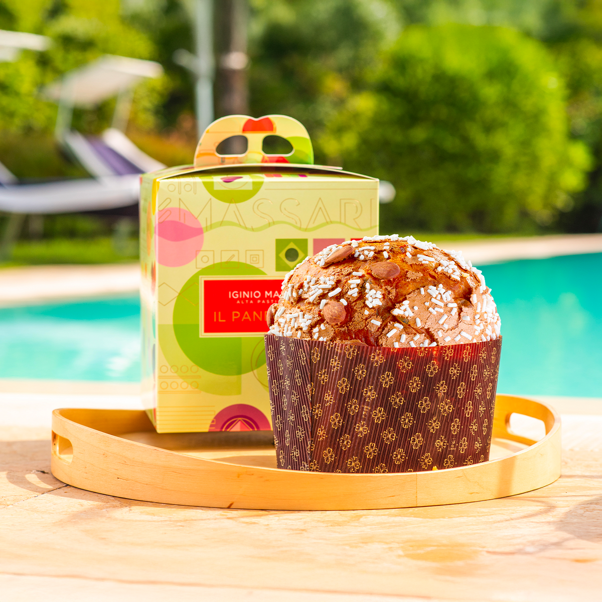 Panettone di Iginio Massari Alta Pasticceria: lievitato artigianale con uvetta Sei Corone e arancia candita, ricoperto di glassa alle mandorle e granella di zucchero, soffice e profumato. Confezionata nella iconica scatola verde fantasia