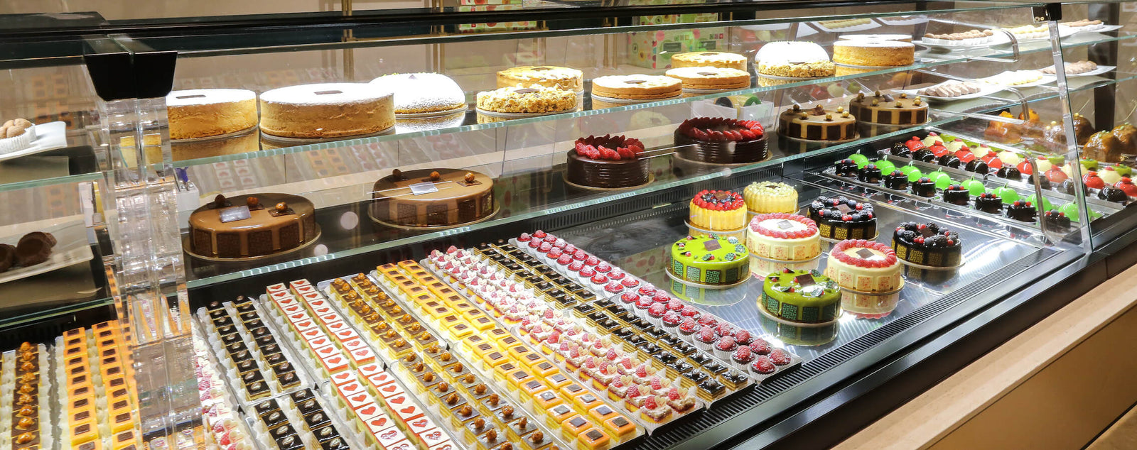 Galleria Iginio Massari Verona vetrina dolci monoporzioni e torte da frigo