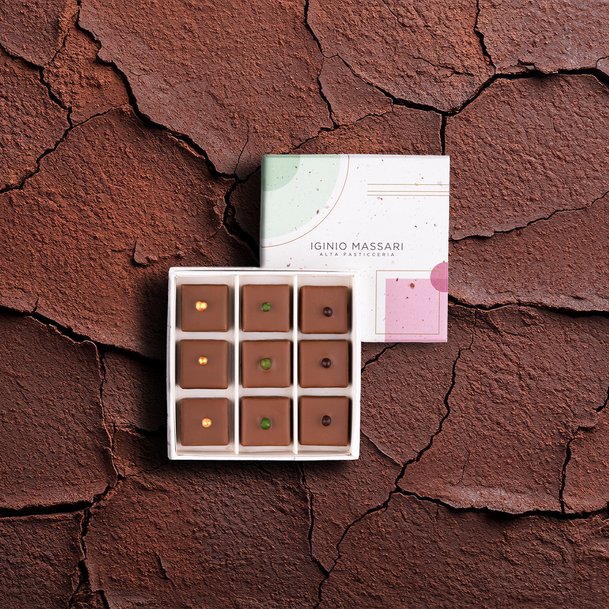 Scatola di Praline Fantasia di Iginio Massari Alta Pasticceria: cioccolatini artigianali assortiti con ripieni cremosi di pistacchio, mandorla e nocciola scatola regalo da 9 pezzi