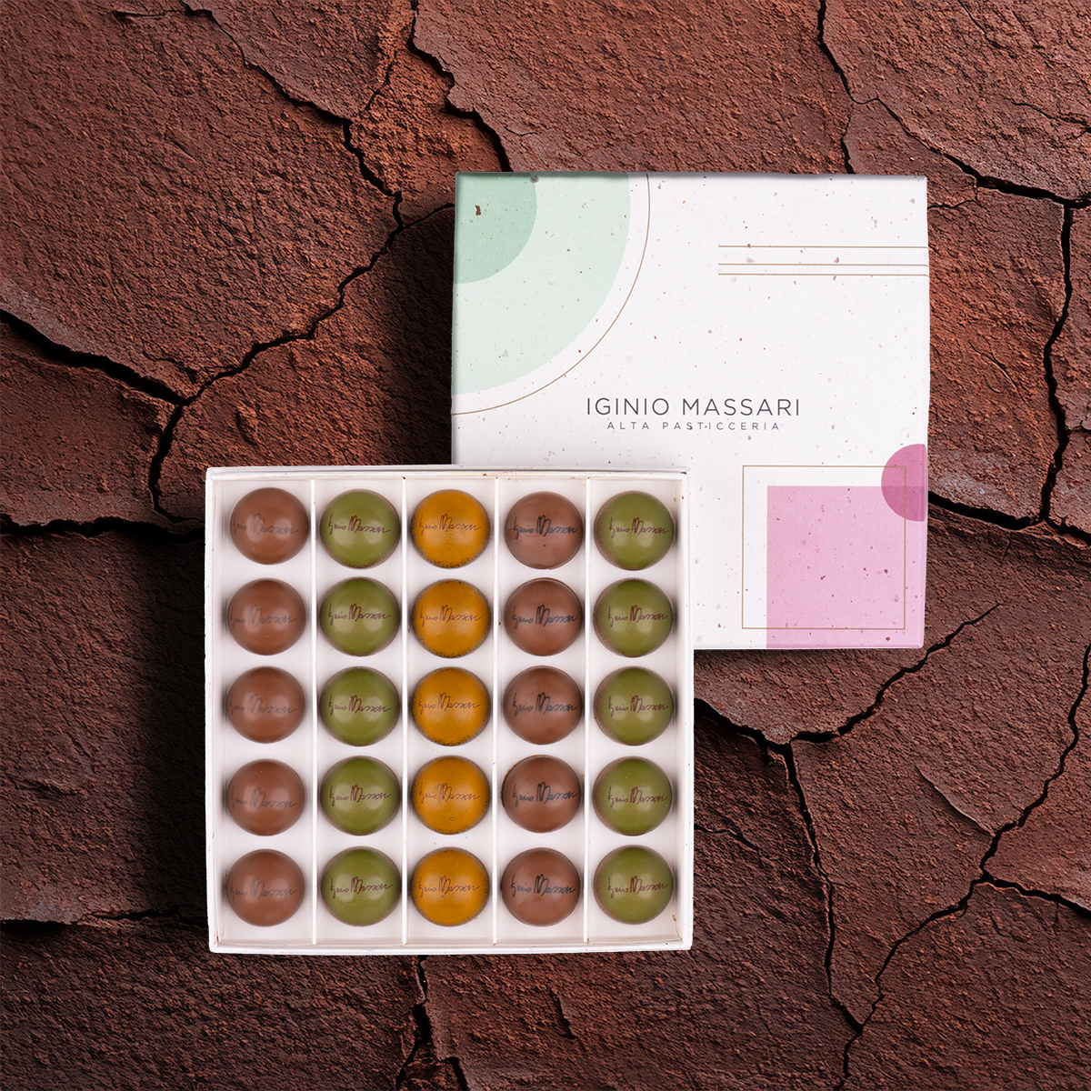 Praline assortite di Iginio Massari Alta Pasticceria Scatola di praline di Iginio Massari Alta Pasticceria: assortimento di cioccolatini artigianali con ripieni al pistacchio, mandorla, cremini, liquori e frutta, in elegante confezione regalo da 25 pezzi