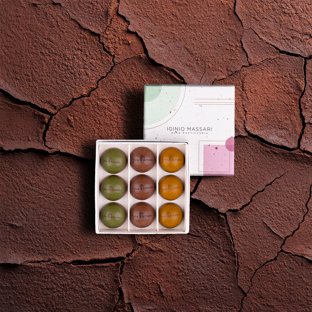 Praline assortite di Iginio Massari Alta Pasticceria: selezione artigianale di cioccolatini ripieni con gusti come pistacchio salato, mandorla, cremino, liquori e frutta esotica 9 pezzi