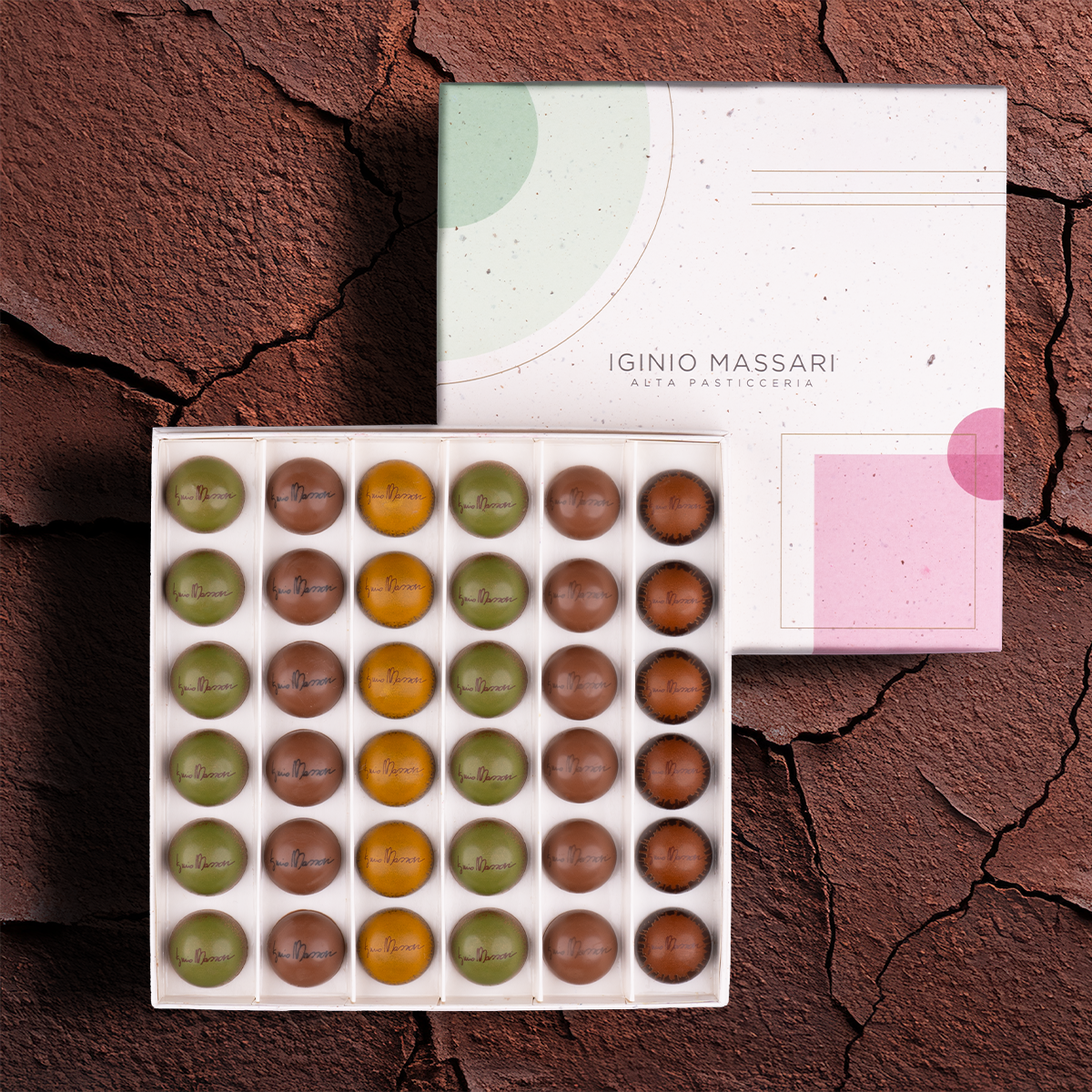 Scatola di praline di Iginio Massari Alta Pasticceria: assortimento di cioccolatini artigianali con ripieni al pistacchio, mandorla, cremini, liquori e frutta, in elegante confezione regalo da 36 pezzi