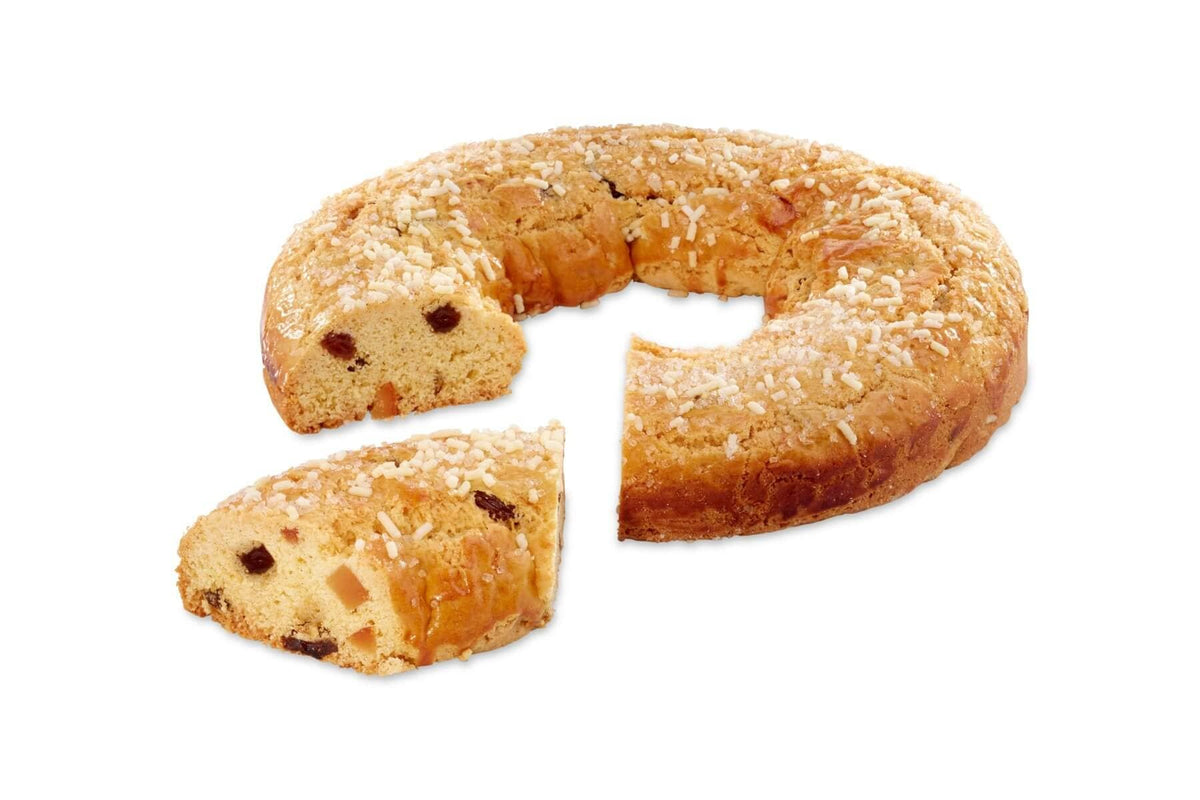 Ciambella di Nonna Rachele di Iginio Massari Alta Pasticceria: fetta tagliata che mostra l’interno morbido con canditi d’arancia, ciliegie e uvetta sultanina nella frolla profumata alla vaniglia.
