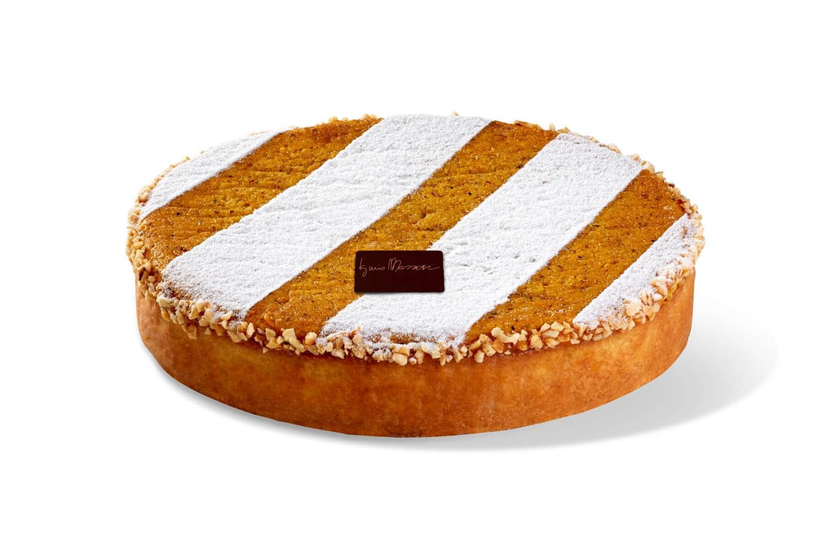 Torta Perfetta di Iginio Massari Alta Pasticceria: dolce artigianale con frolla Milano, ripieno di nocciole del Piemonte e marmellata di arancia, ricoperto di glassa piangente e nocciole caramellate