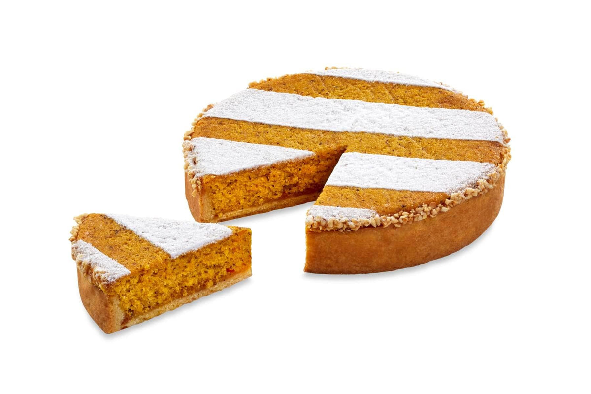 Torta Perfetta di Iginio Massari Alta Pasticceria: fetta tagliata per mostrare il ripieno di nocciole del Piemonte e marmellata di arancia, ricoperto di glassa piangente e nocciole caramellate